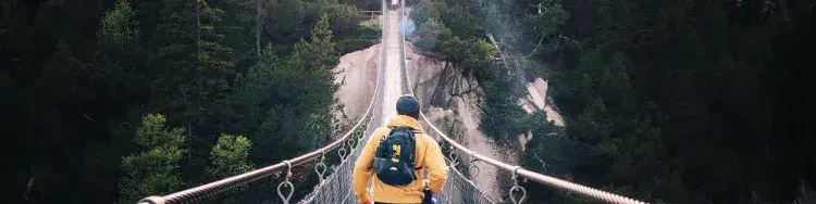 Persona en una aventura, escalando montañas. Viviendo.