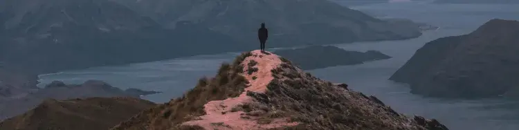 Un camino sobre una montaña