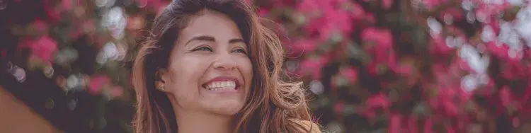 una mujer con una sonrisa alegre