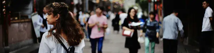 una mujer rodeada de gente