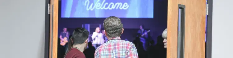 Un hombre entrando a una iglesia