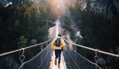 Persona en una aventura, escalando montañas. Viviendo.