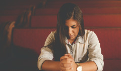 Una mujer en oracion, escuchando la voz de Dios