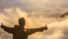 un hombre mirando hacia el cielo